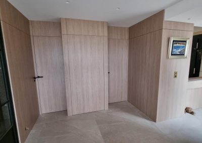 Boiserie avec portes intégrées